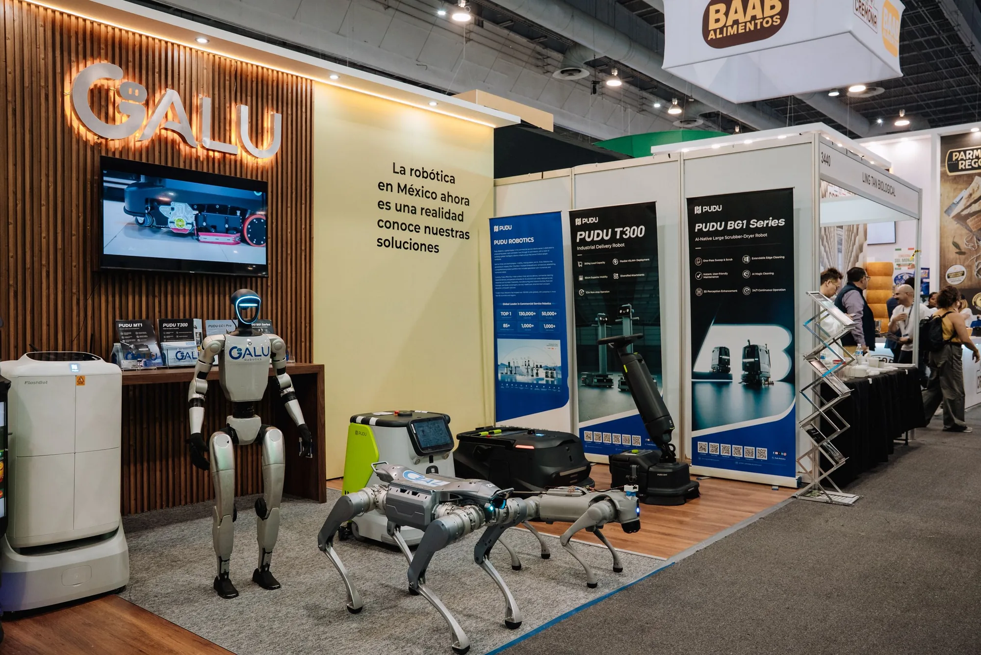 Stand de Galu Robotics en expo: humanoide G1, cuadrúpedo GO2 y robots de servicio Pudu